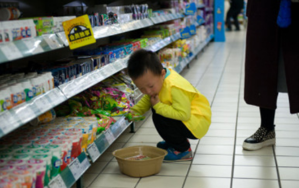 “我想要这个香蕉糖”，女儿指着收银台前避孕套，妈妈的回答绝了