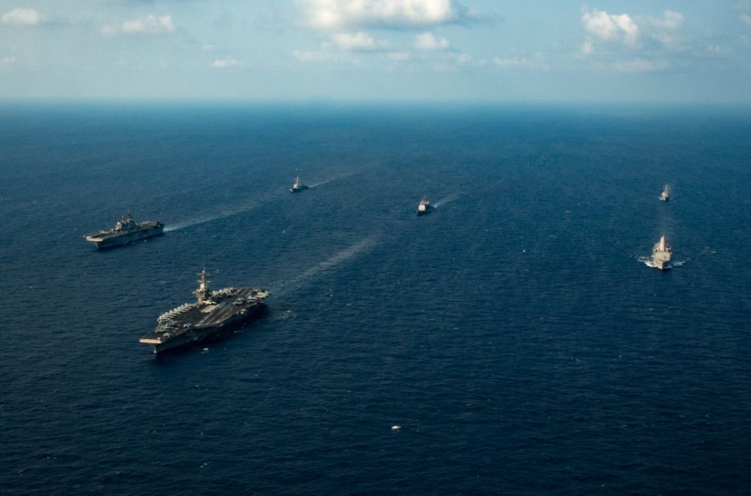 南海紧张对峙：美国航母敲锣打鼓？解放军火速出动！现状让美难受