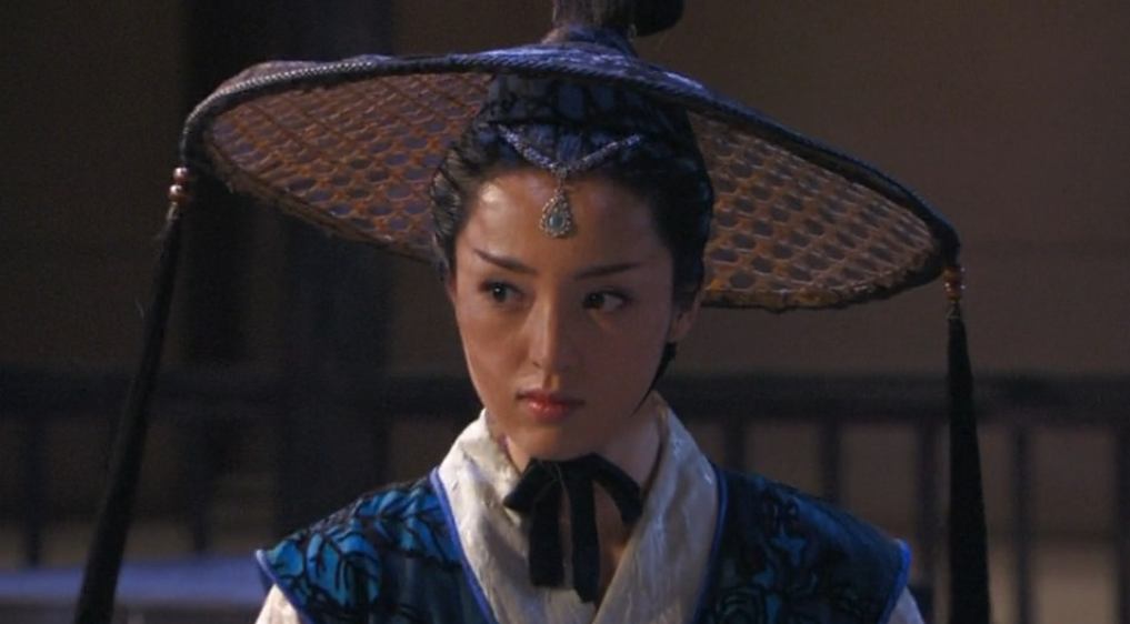 董璇晒4岁女儿自编舞蹈，劈叉超180度，意外暴露朴素家装背景