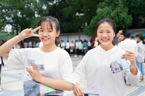 上联：犯人印刷考生答，下联：警察拆封老师查，横批：试卷真忙