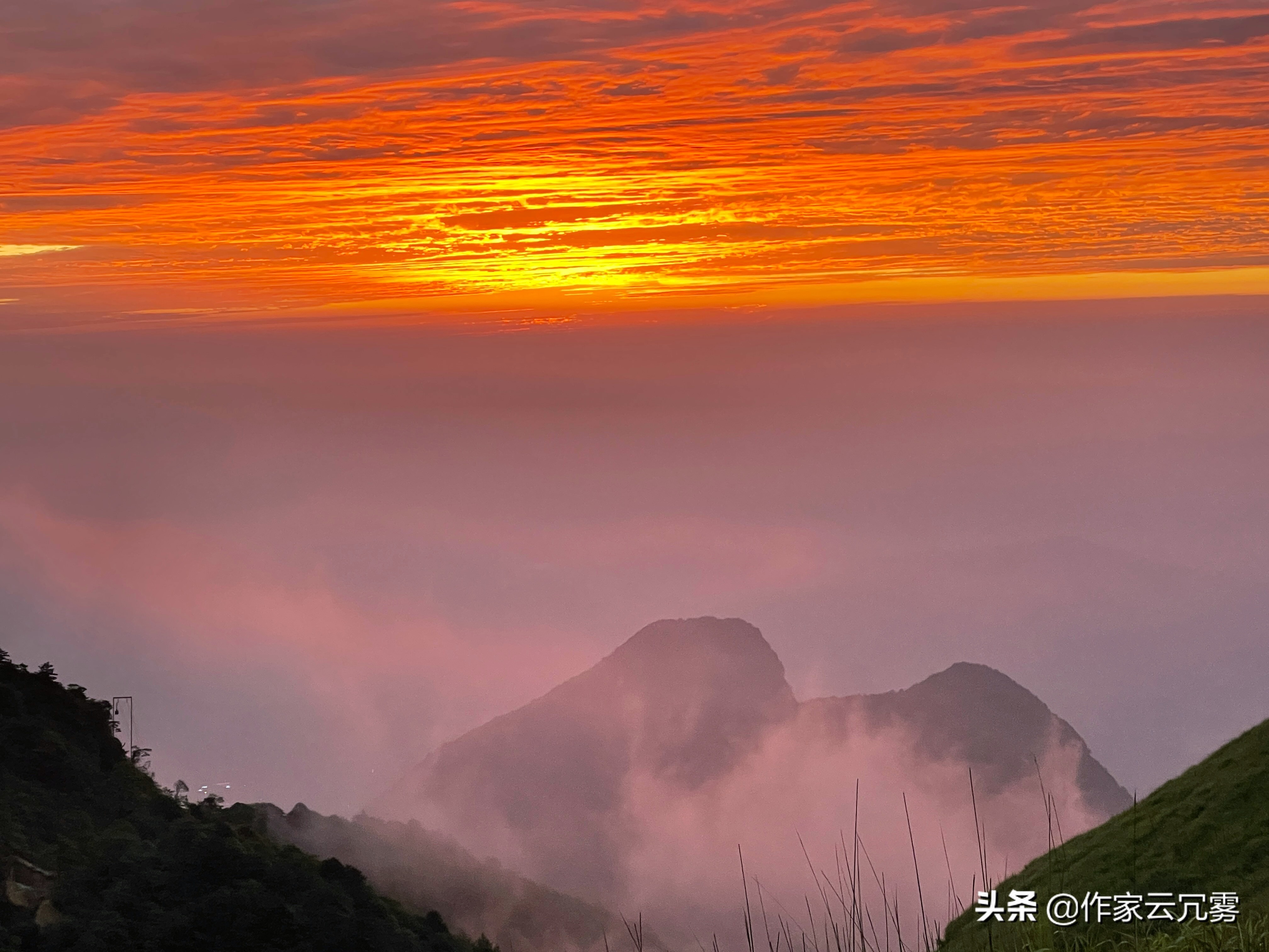 有道是"夕阳无限好,只是近黄昏",如若天边飘过云彩,温润的阳光照耀着