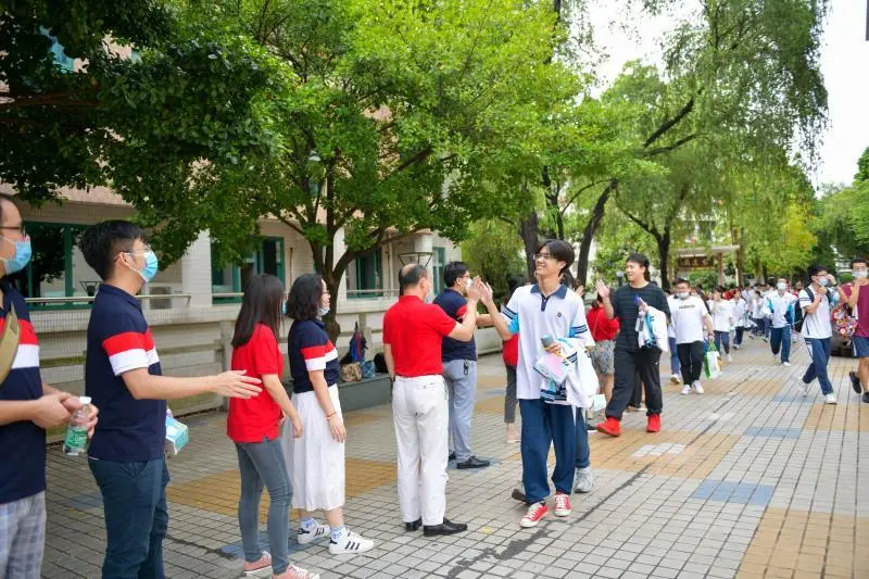 难忘老师 感恩亲人——佛山南海中学分校2020届高三学子高考凯旋