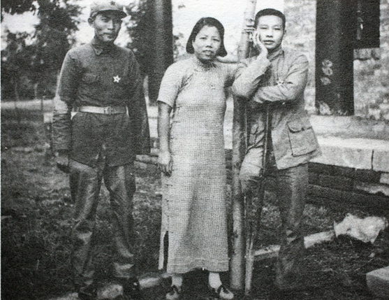 周总理长征时病情危殆，医生王斌吩咐：赶快去找冰来降温