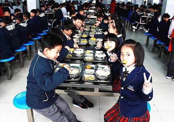 学校食堂的管理，归个人还是学校？教育部做出答复，家长放心了