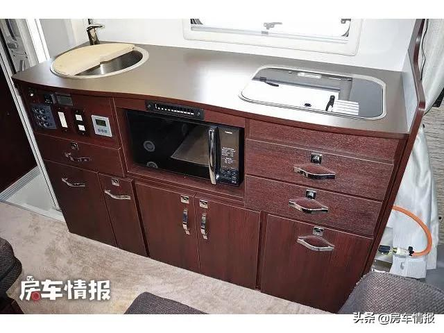 丰田中巴房车，4.0L柴油动力足，大空间像家一样三代同堂也住得下