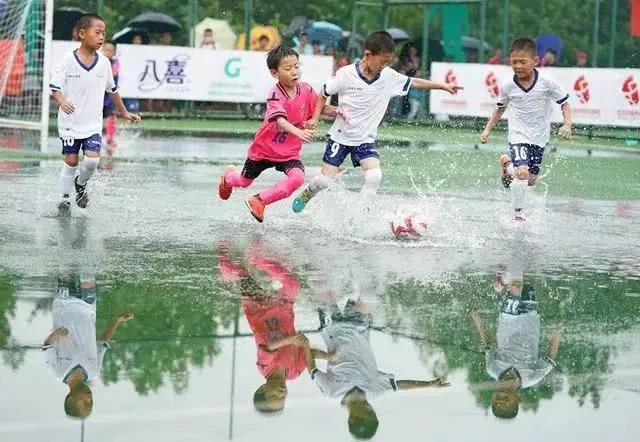 踢足球穿什么(收藏！雨战踢球宝典 球场球衣球鞋选择有讲究)