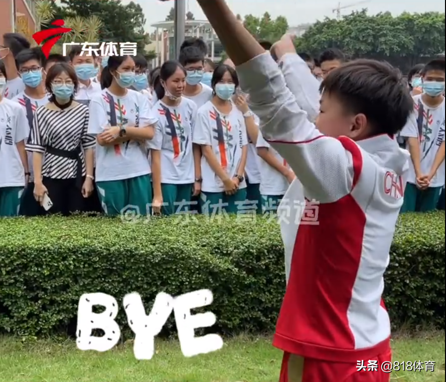 穷人的孩子早当家!全红婵重点高中种冠军树,培土浇水干活干净利落