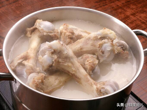 医生表示，这些骨骺线闭合的前兆，为家长敲响身高警钟