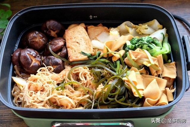 寿喜锅自己做，简单方便又好吃，半碗调味汁一浇，从此告别水煮菜