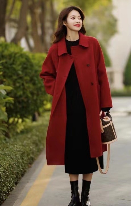 红色大衣穿不好显土?试试配"黑,白,大地色",高级大气显肤色