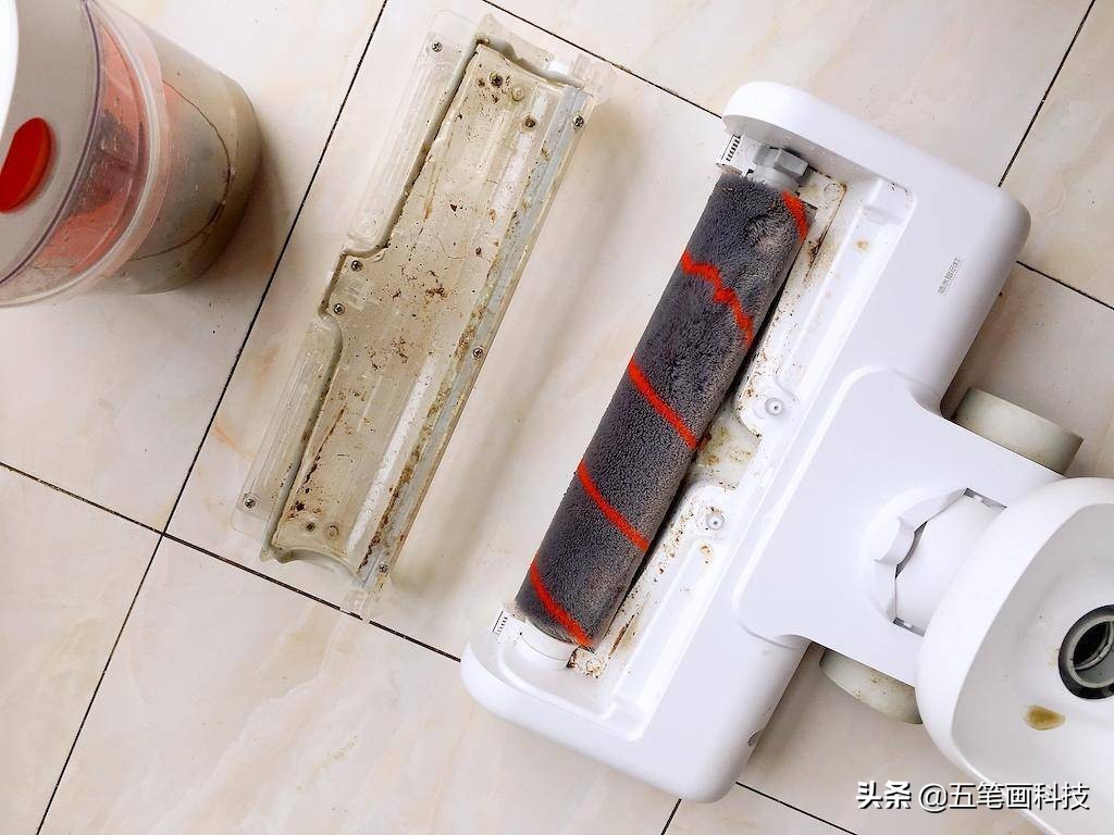 滚刷都能自清洁，那脏污哪里去了？洒哇地咔无线地面清洗机初体验