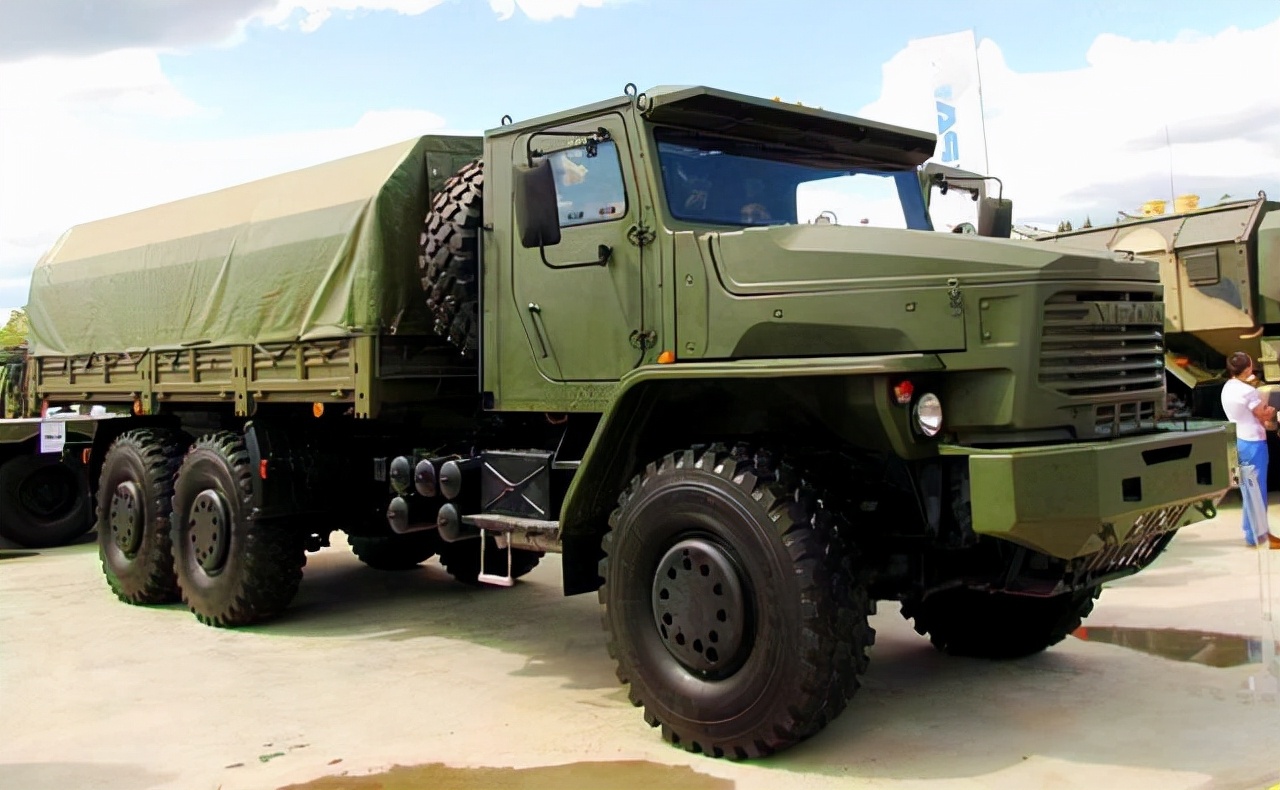 13,旋风-u军用运兵卡车(俄罗斯)