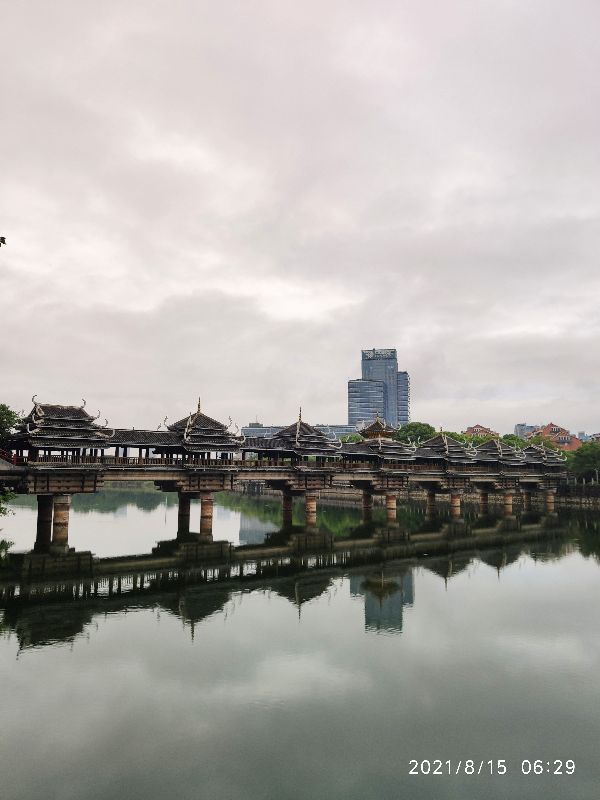 老人莫去风雨桥，平坦大道更牢靠