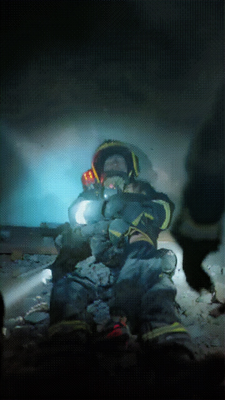 痛心！消防员坠楼死死护住女童自己牺牲，队友：他张开双臂抓住楼板或生还