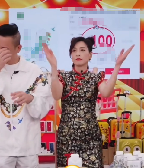 陈小春现身张庭25亿大楼！两个保镖贴身跟随，直播跳舞一脸羞涩