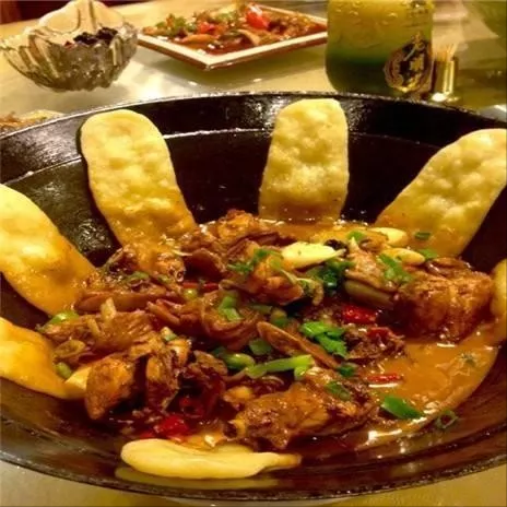 小鸡喝饼是本地一道家常菜,实际上与地锅鸡很相似,小鸡喝饼这个叫法也