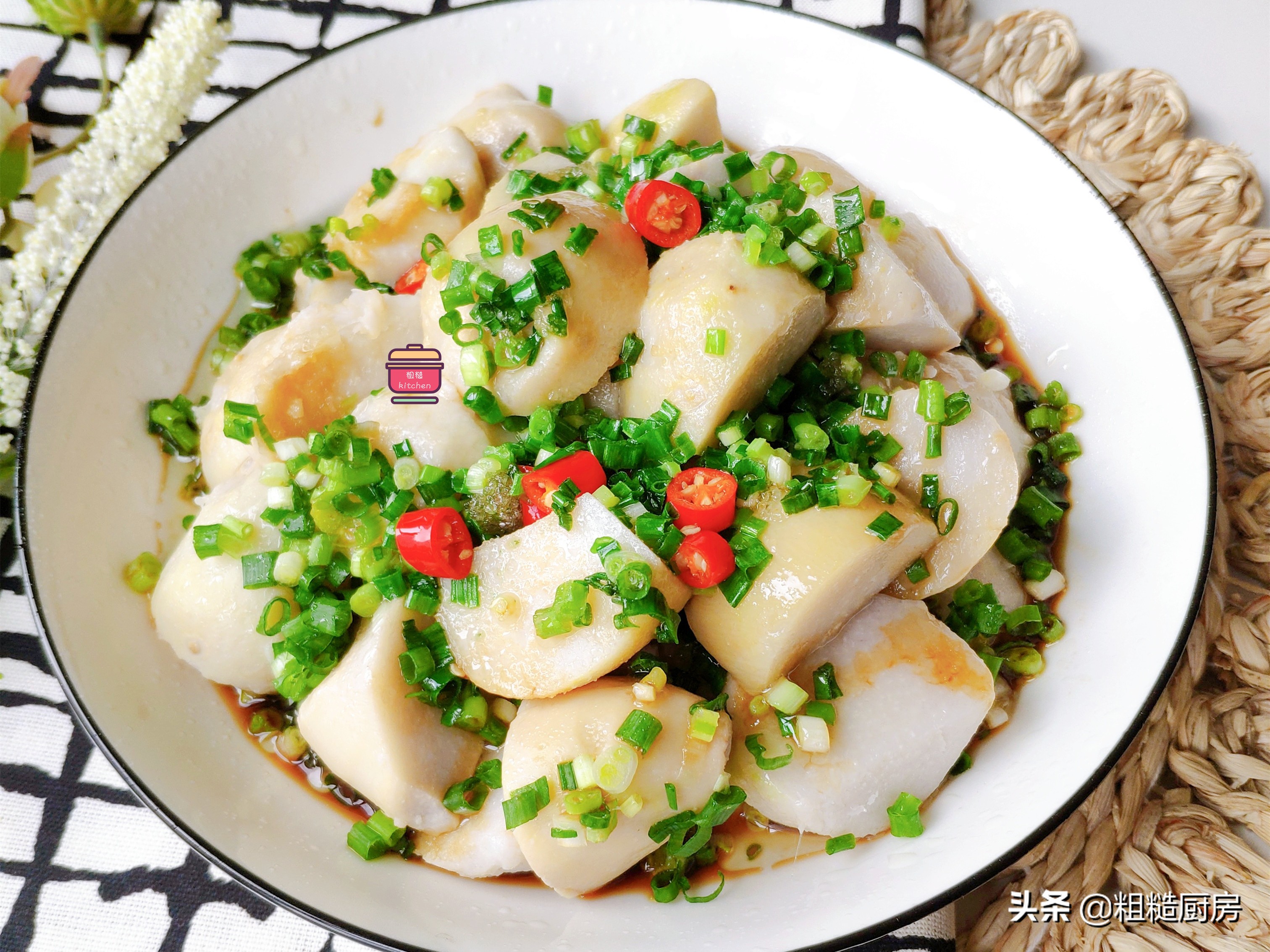 浇上明油的葱油芋头看起来颜色特别鲜亮,油润又有食欲,夹起一块芋头蘸