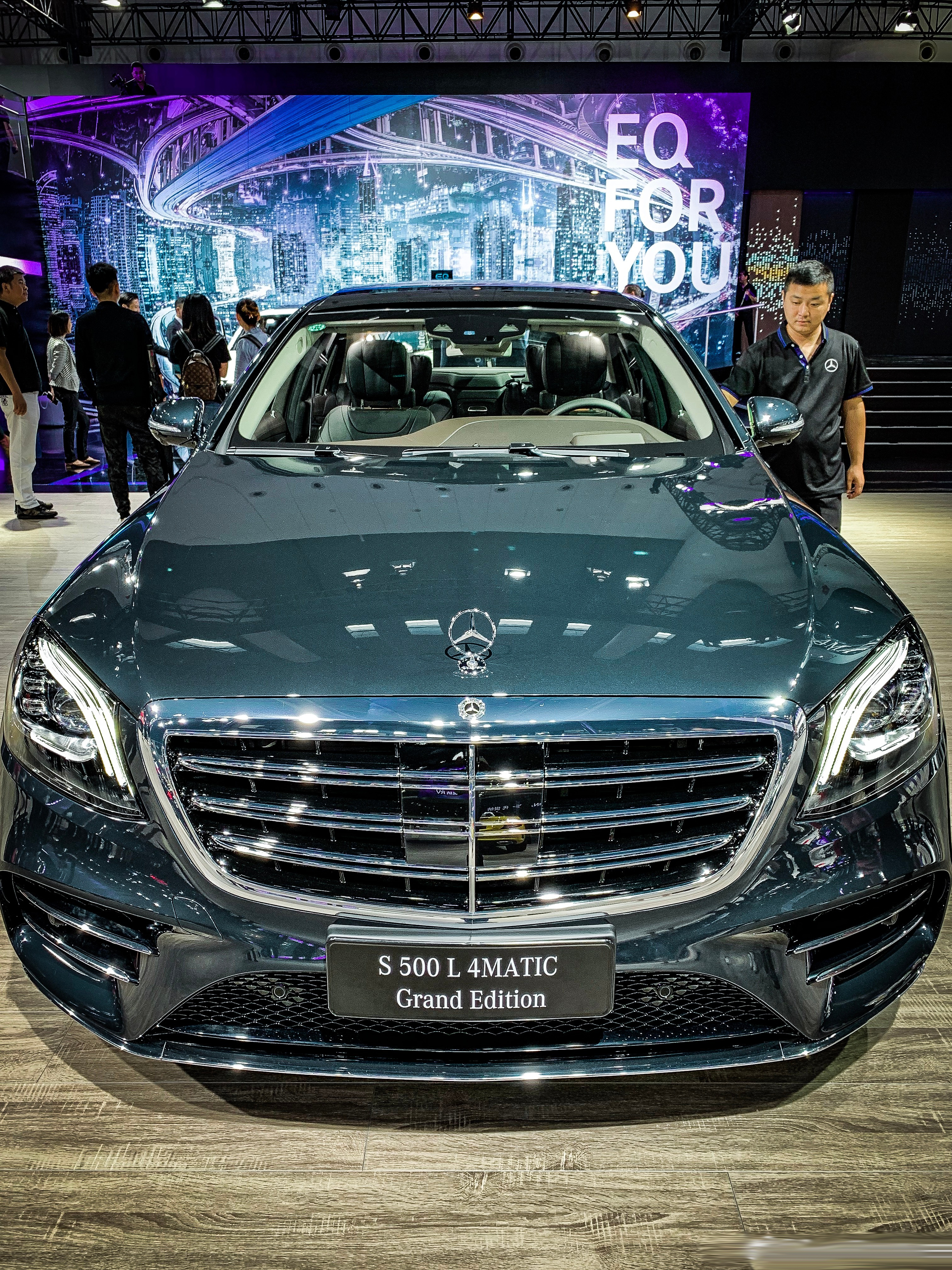 奔驰s500l 4matic,碳灰蓝涂装,这一代奔驰s级太完美了