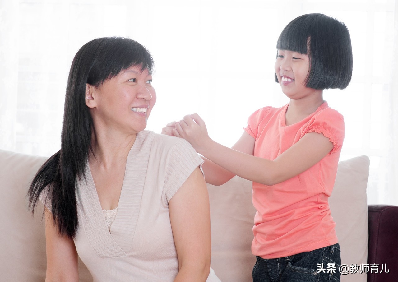 意思是:父母出入(门)要小心搀扶,早晚伺候父母不要厌烦.