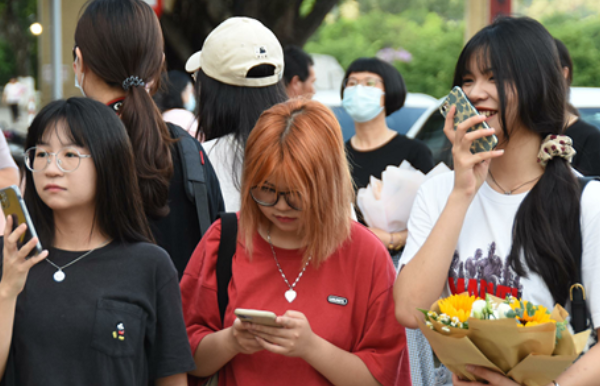 高考结束“试卷”去哪了？为啥不让考生看？真实原因你可能不信