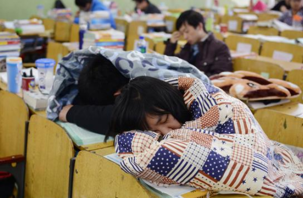 哈佛学子只睡4个小时，清华图书馆座无虚席？这些“鸡汤”你信吗