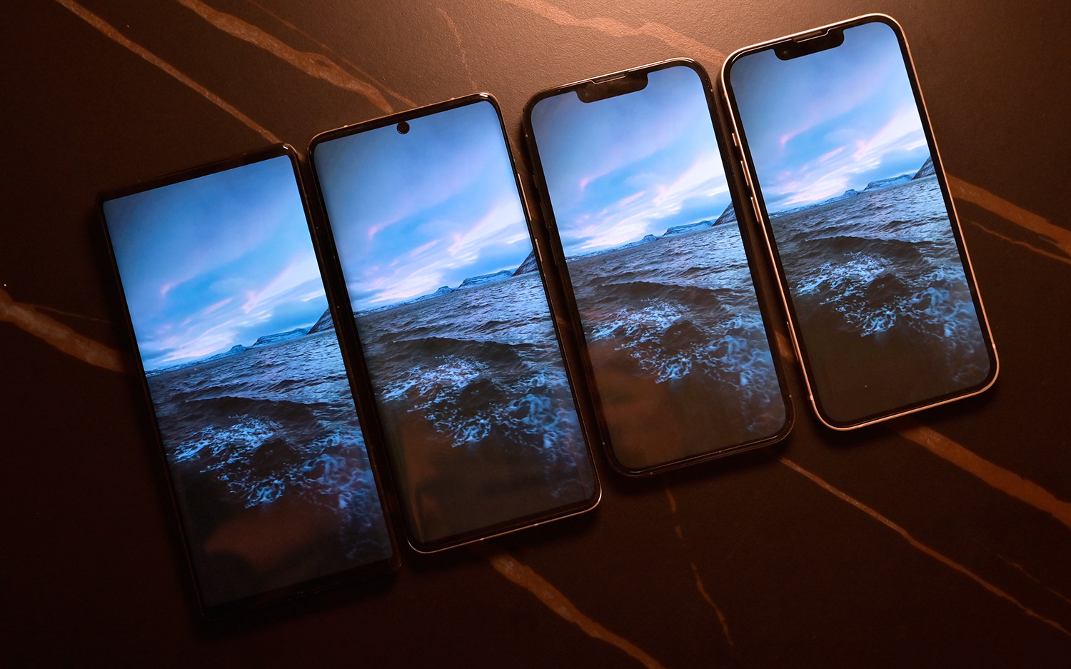 只談體驗(yàn)，iPhone與小米華為對(duì)決，四款熱門手機(jī)怎么選？