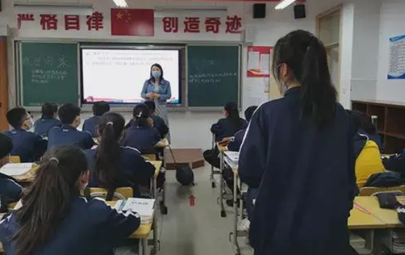 教师迎来“新变动”，部分教师或存在失业风险，铁饭碗未必铁