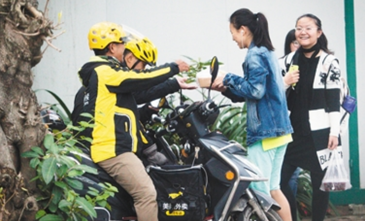 深圳大学食堂走红，整体风格阴森恐怖，学生直言吃饭像是在渡劫
