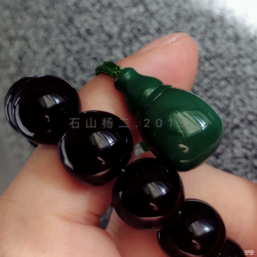 它是最古老的菩提手串,一斤才几十元,随便盘盘就出玻璃底