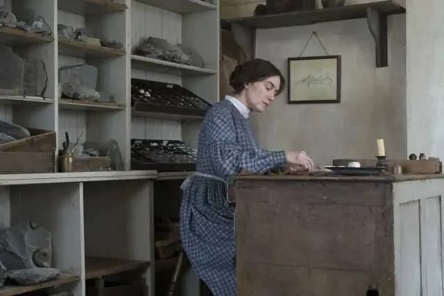 都在关注《菊石》的大尺度，其实更该看到，那个时代对女性的不公