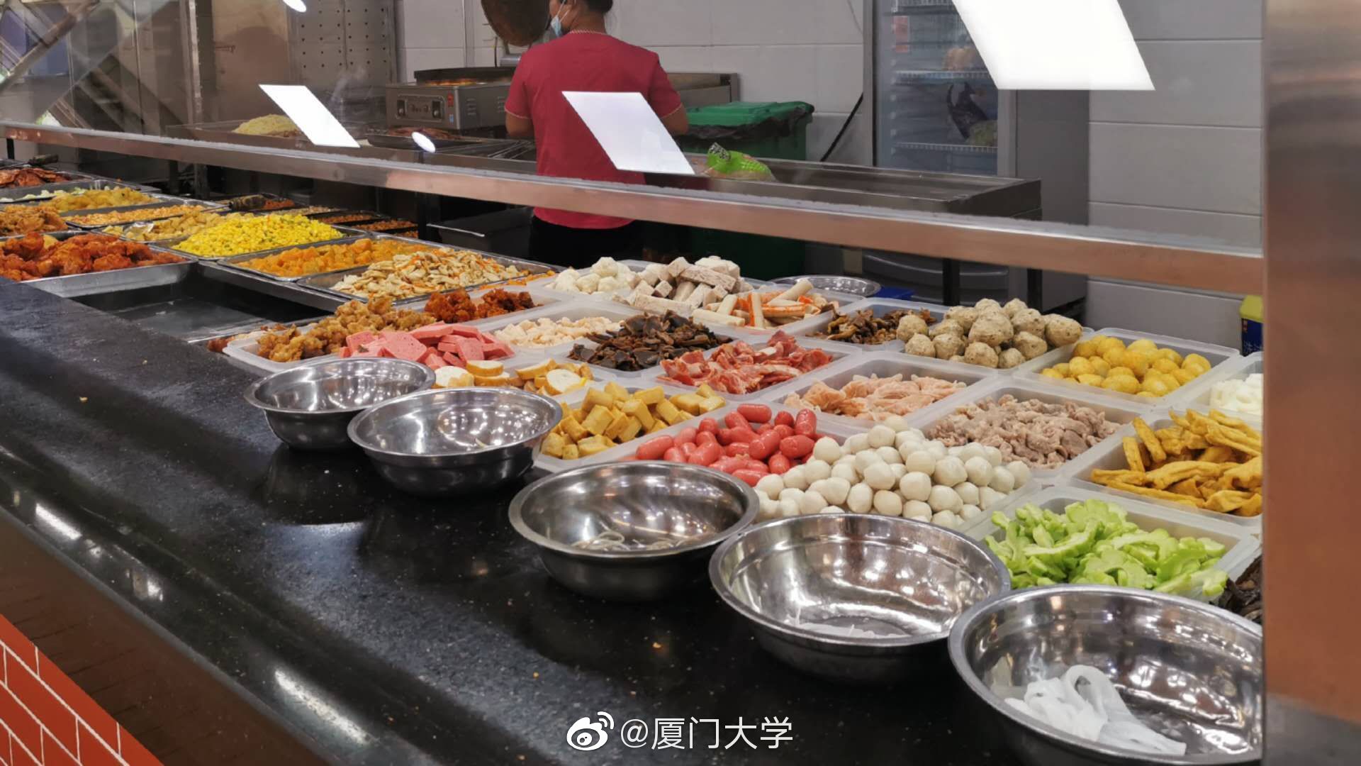 厦门大学食堂有多好中式大厨做盘菜6元,米饭10年,值了