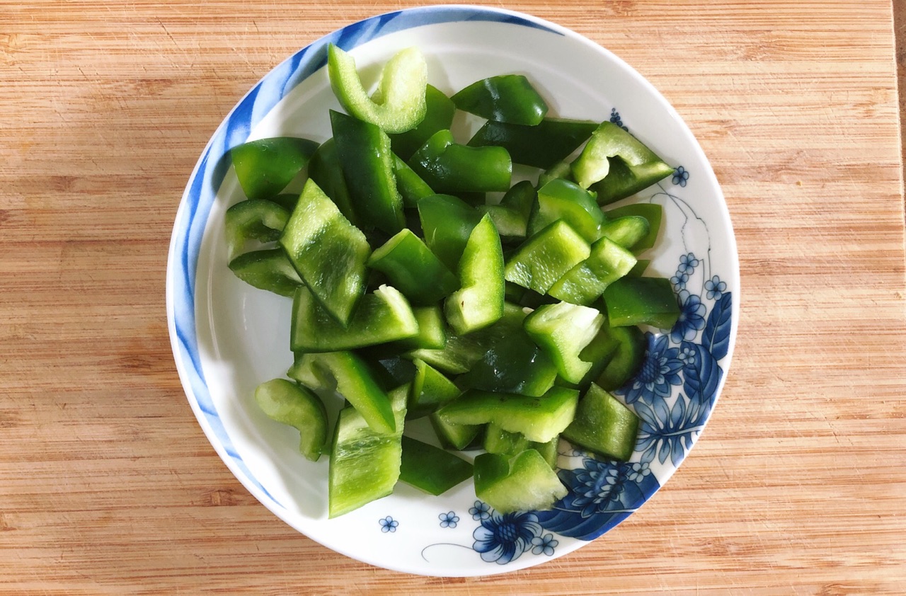 青椒回锅肉，经典川菜，油而不腻，颜色鲜亮，好吃又好看
