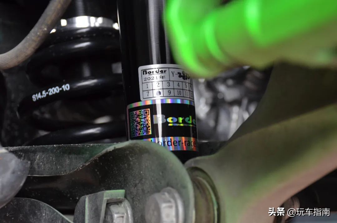 特斯拉Model Y全面改装，碳纤维宽体钻石绿变色膜回头率爆棚