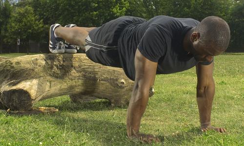 幾大徒手訓練動作，在家就能鍛鍊身體，提高肌肉維度