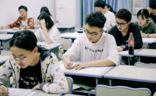 2021年高考复读生再创新高，教育内卷更加严重，应届生难以接受