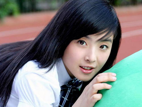 张含韵当主持人，话不会接场不会捧，还不如《快乐大本营》的吴昕