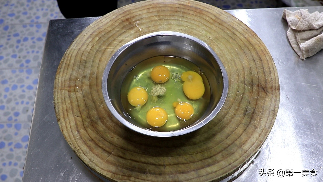 韭菜炒蛋的做法（4步做出鸡蛋滑嫩韭菜翠绿不出水）