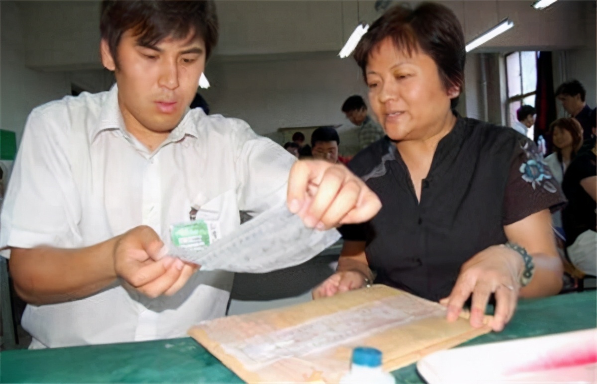 高考满分作文，30字老师不认识，阅卷组长做了近2000字注释