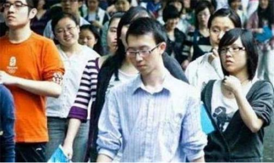 何川洋高考获得重庆状元，但最终被北大拒录，复读一年后考得怎样