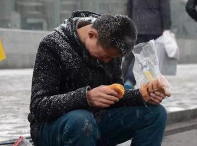 身在异乡的伤感说说小时候,总梦想着离开故乡,离开父母的目光,去