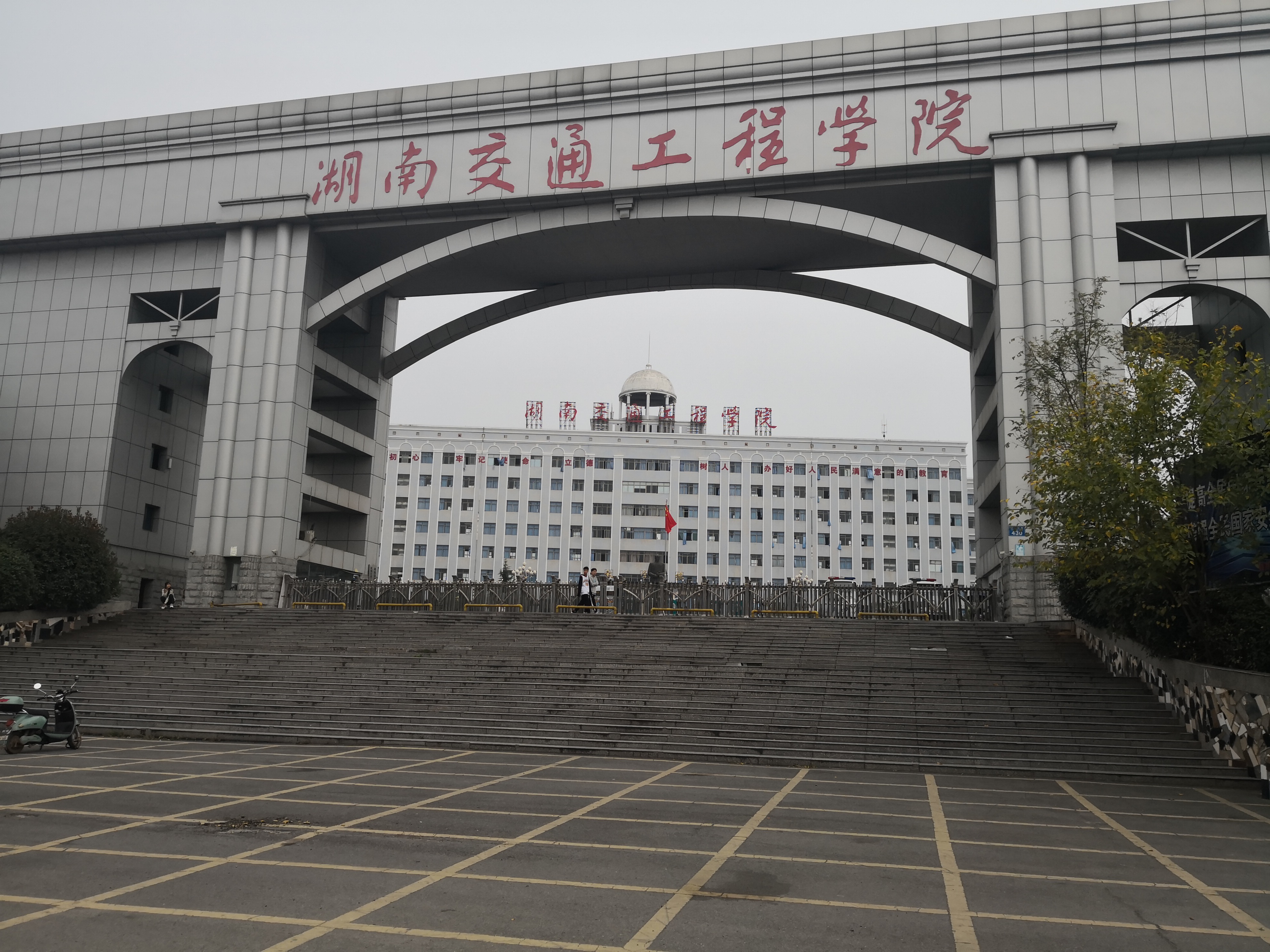 湖南一大学食堂开业仅1年就“关门”，承包人称“吃不消”：洗个碗5毛钱，一学期营业45天要交租83万元