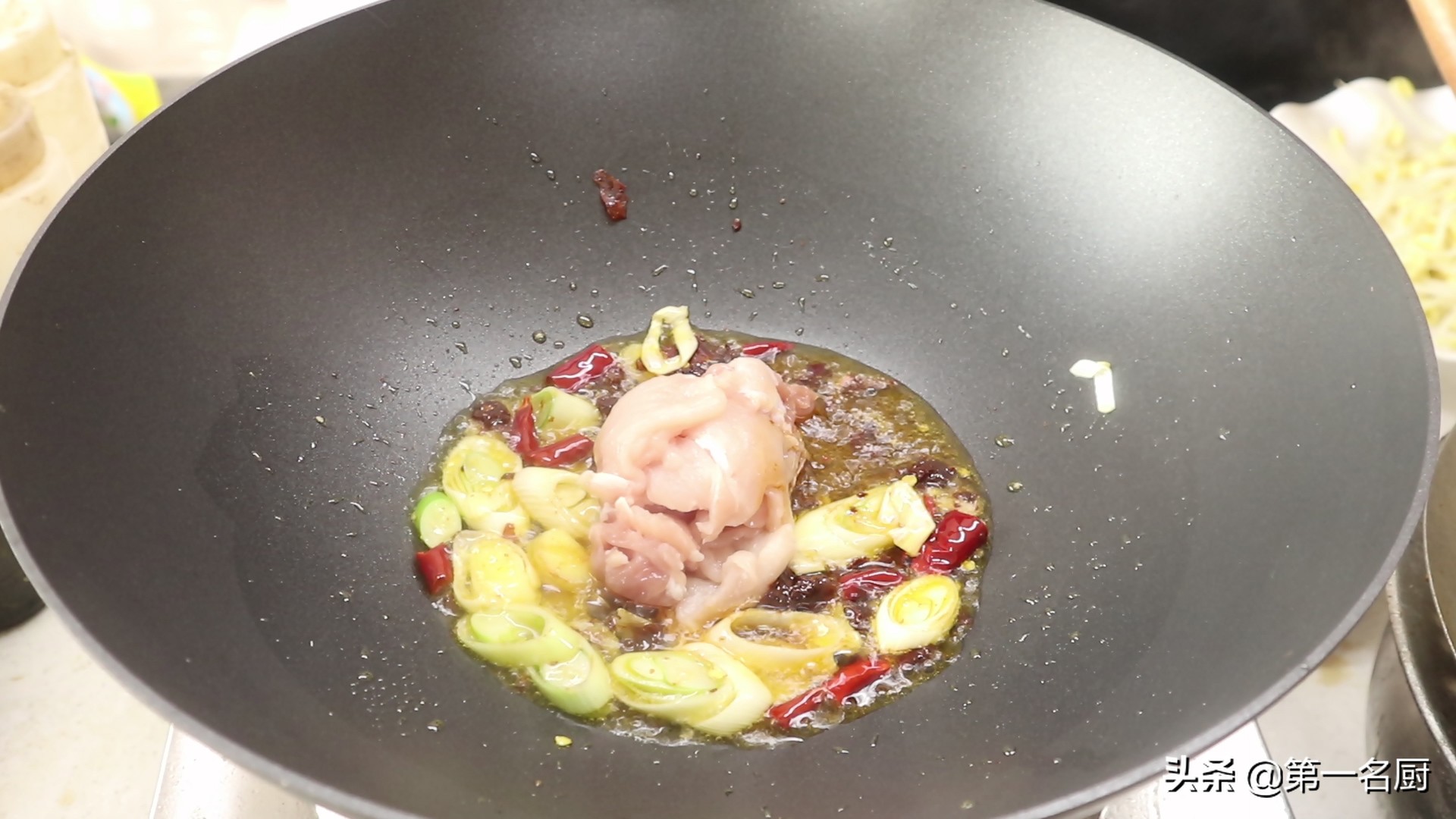 黃豆芽炒粉條,黃豆芽炒粉條的家常做法