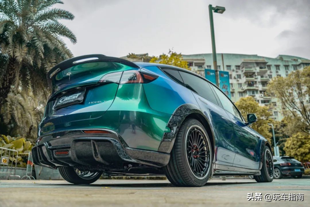 特斯拉Model Y全面改装，碳纤维宽体钻石绿变色膜回头率爆棚