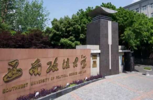 大学高颜值老师火了，被学生称为“西政何以琛”，上课还需要抢座