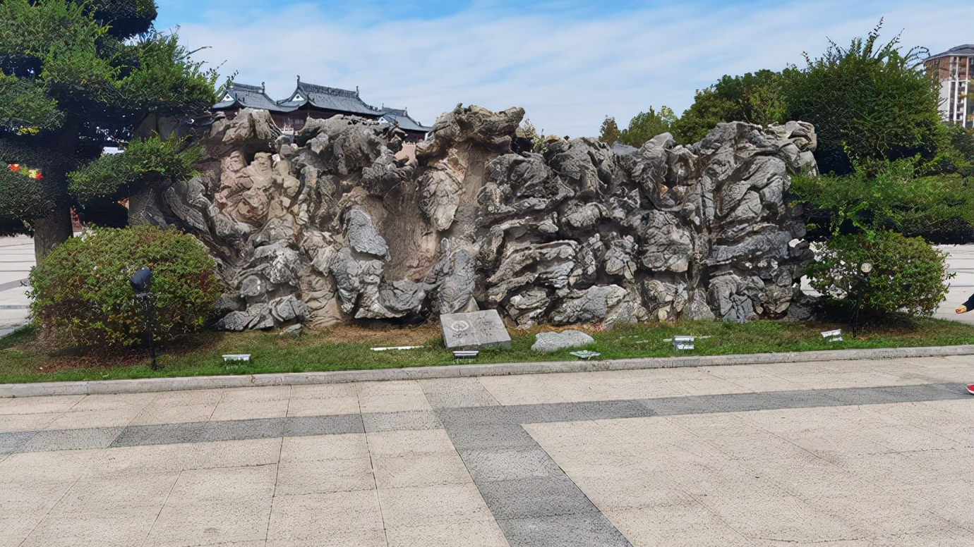 大门旁还有奇石小镇,沿街都是一家家销售灵璧石的店面.