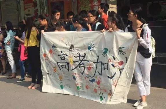 高考当天为什么不能穿校服？原因或不止一条，听听老师怎么说