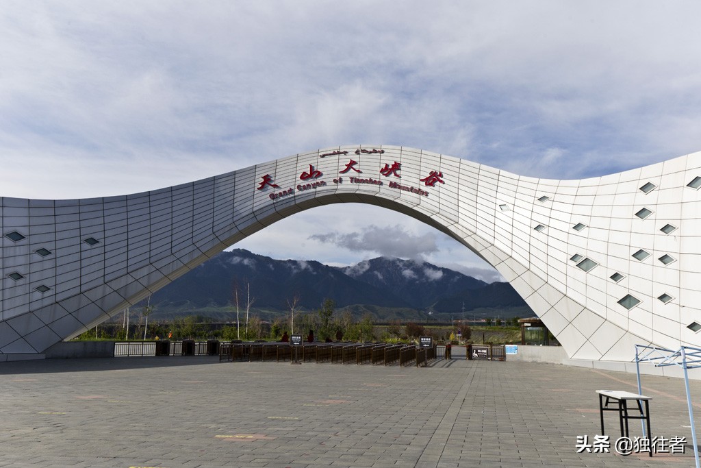 峡谷山泉、溪流湖泊、山谷草甸、碧水蓝天，美轮美奂的天山大峡谷