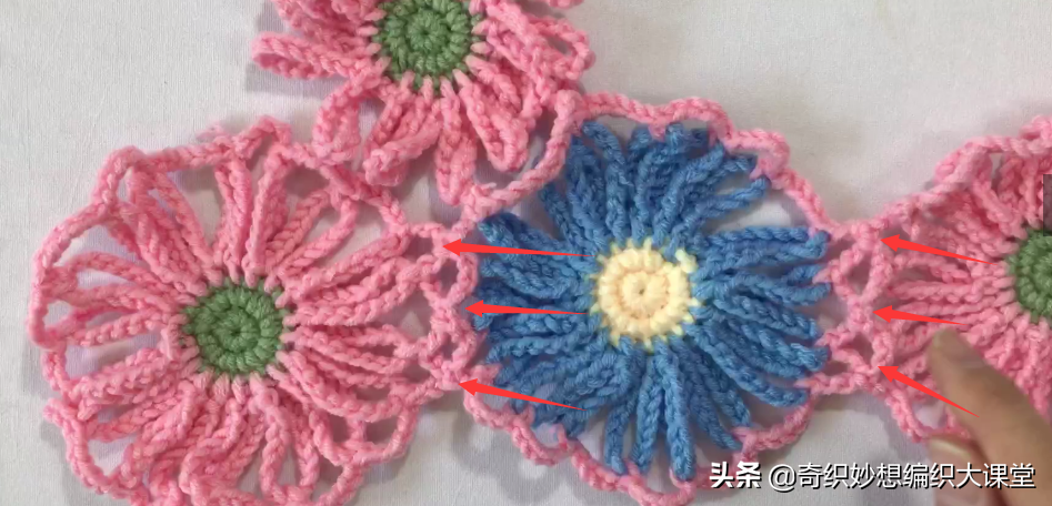 用毛线把雏菊钩成毯子，效果惊艳了，很有春天的感觉！附编织图解