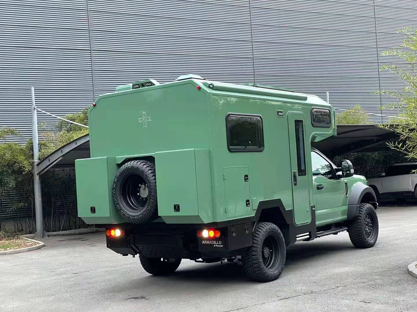 近日,阿莫迪罗发布了一台基于福特f-550皮卡底盘打造的越野房车,命名