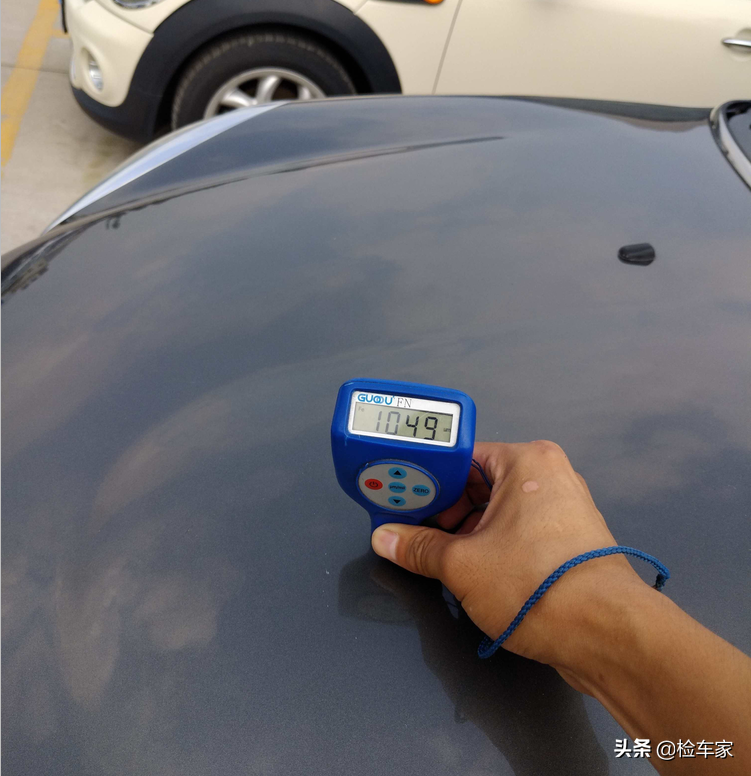报价12万的宝马MINI，举起底盘吓一跳，一部件托底变形